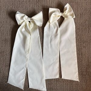 2 Aberdeen Ivory color Bows
